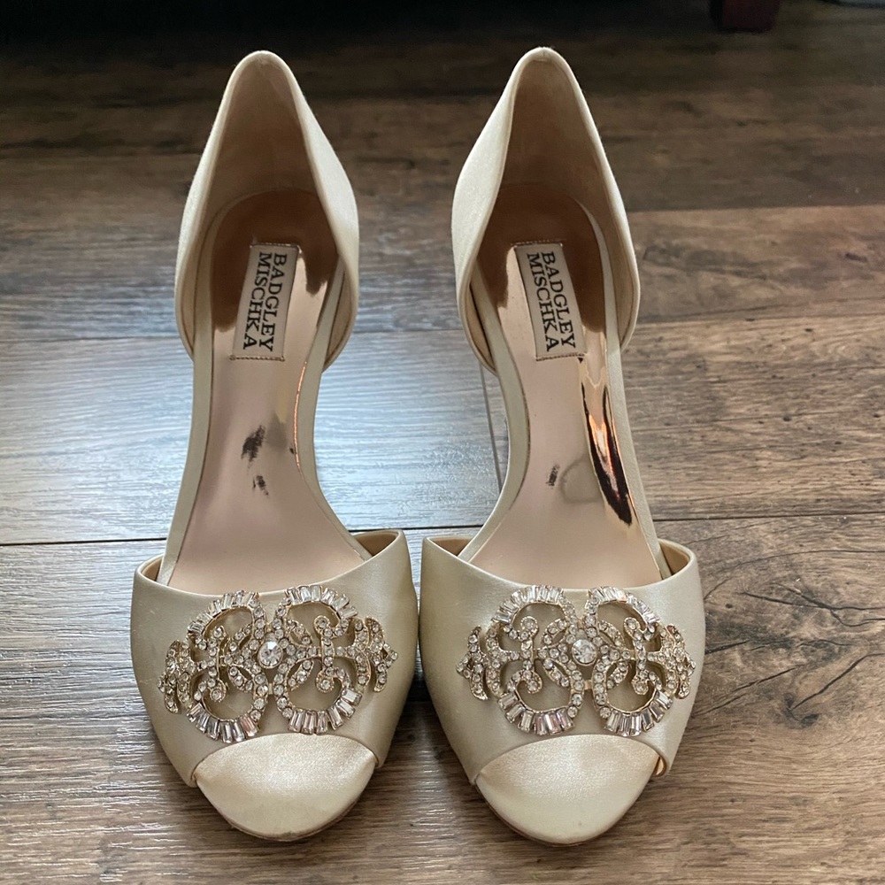 Badgley Mischka Salsa Pump size 6 EUC